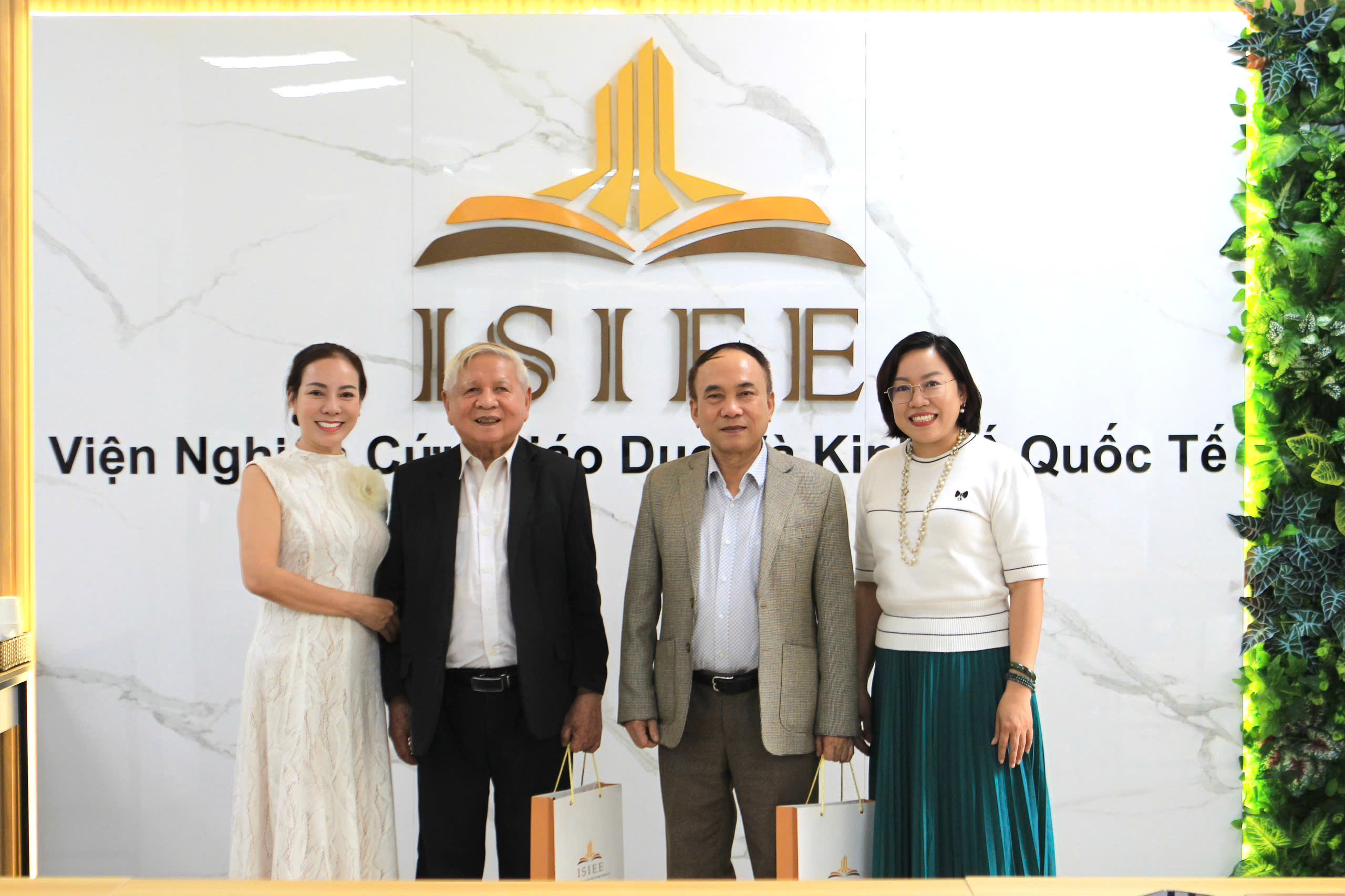 Viện ISIEE Vinh Dự Đón Tiếp PGS. TS. Trần Xuân Nhĩ: “Giáo Dục Phải Tạo Ra Con Người Tử Tế Và Hạnh Phúc”