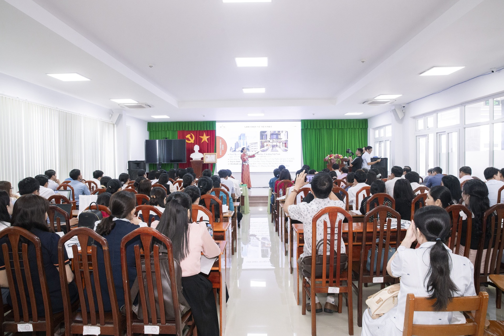 Hội nghị Sơ kết Chương trình Ignite English theo mô hình OMO giai đoạn 2023–2025 tại Tỉnh Vĩnh Long
